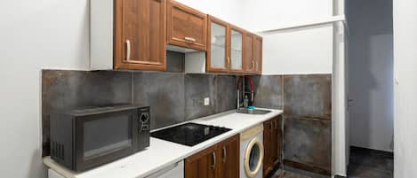 ベーシック アパートメント | 専用キッチン | 小型冷蔵庫、電子レンジ、コンロ、調理器具と食器