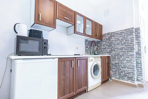 Basic-Apartment | Eigene Küche | Mini-Kühlschrank, Mikrowelle, Herdplatte, Kochgeschirr/Geschirr/Besteck
