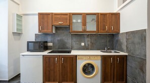 Basic Apartment | Private kitchen - Comfort Flat for 3 Near Lugner City (Vienna)