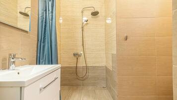 Basic-Apartment | Badezimmer | Dusche, kostenlose Toilettenartikel, Haartrockner, Handtücher