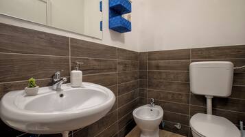 Standard Room, Balcony, Courtyard View | Bathroom