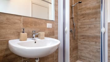 Standard Room, 1 Queen Bed, Non Smoking, Private Bathroom | Bathroom