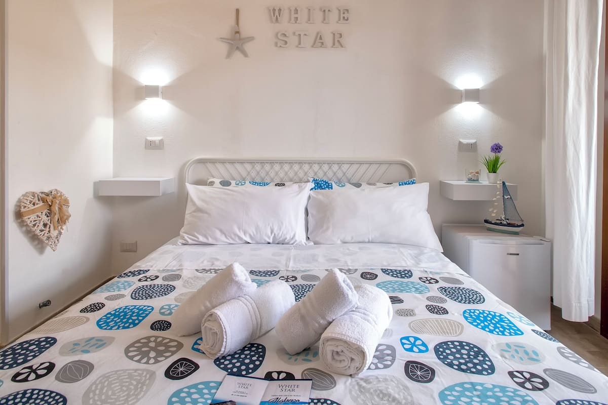 Standardzimmer, 1 Queen-Bett, Balkon, Blick auf den Innenhof | Kostenloses WLAN