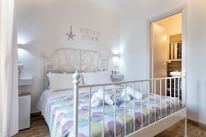 Standard Double Room, 1 King Bed, Balcony, Courtyard View | WiFi (free) - White star rooms self-check in (Alghero)