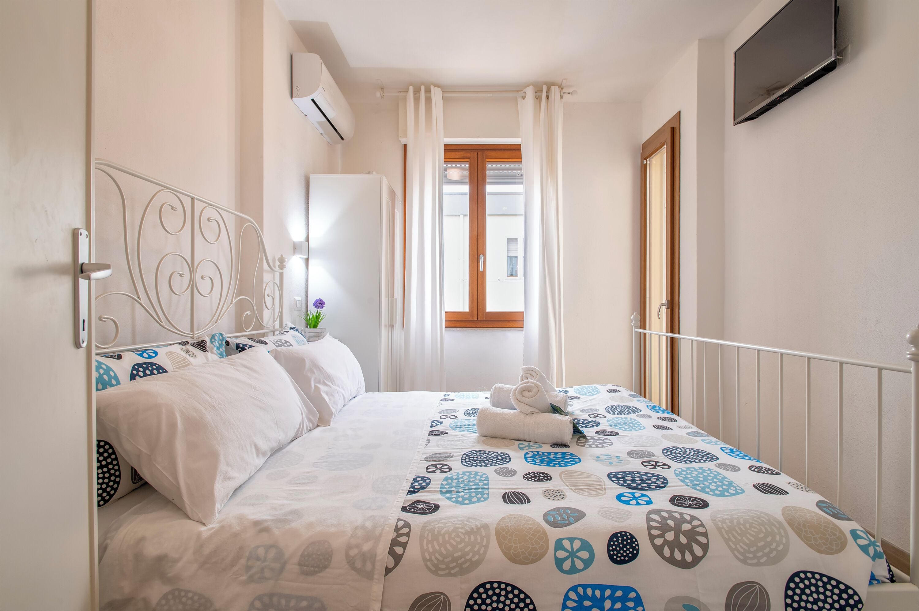 Standard Room, 1 Queen Bed, Non Smoking, Private Bathroom
