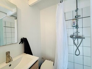 Douche, serviettes fournies