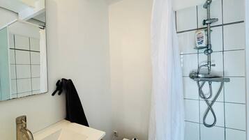 Douche, serviettes fournies