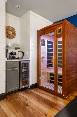 Interior - Victoria Retreat w. 2 King Suites & Shared Gym! (Charleston)