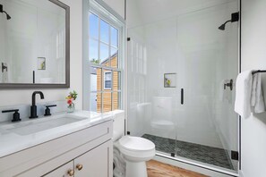 Shower, hair dryer, towels, shampoo - Victoria Retreat w. 2 King Suites & Kitchenette! (Charleston)