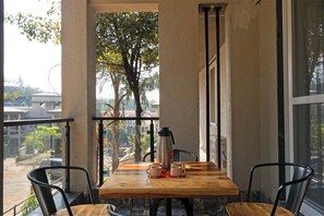 Bungalow Deluxe, 6 habitaciones, piscina privada, vistas a la piscina | Restaurante al aire libre