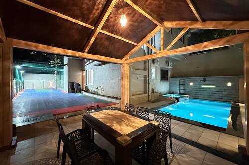 2 outdoor pools