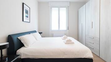 Apartment (1 Bedroom) | 1 bedroom, iron/ironing board, bed sheets