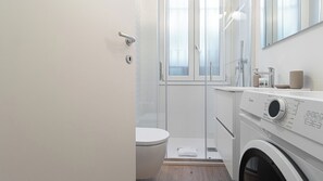 Appartement (1 Bedroom) | Badkamer | Een douche, een bidet, handdoeken