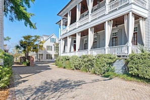 Exterior - Grand 18bd House w. Luxury Finishes + Parking! (Charleston)