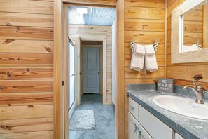 Regadera, secadora de cabello, toallas 