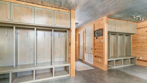 Un vestuario moderno y minimalista con taquillas metálicas y armarios de madera.