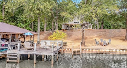 Huge Lakefront Camp - Sleeps 20 - Luxe & Clean - Great Location