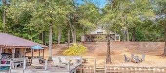 Huge Lakefront Camp - Sleeps 20 - Luxe & Clean - Great Location