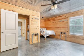 4 habitaciones, tabla de planchar con plancha, wifi y ropa de cama 