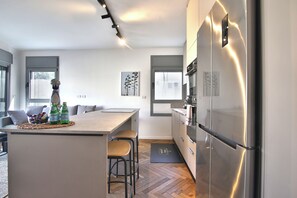 Refrigerador, microondas, horno y parrilla de estufa