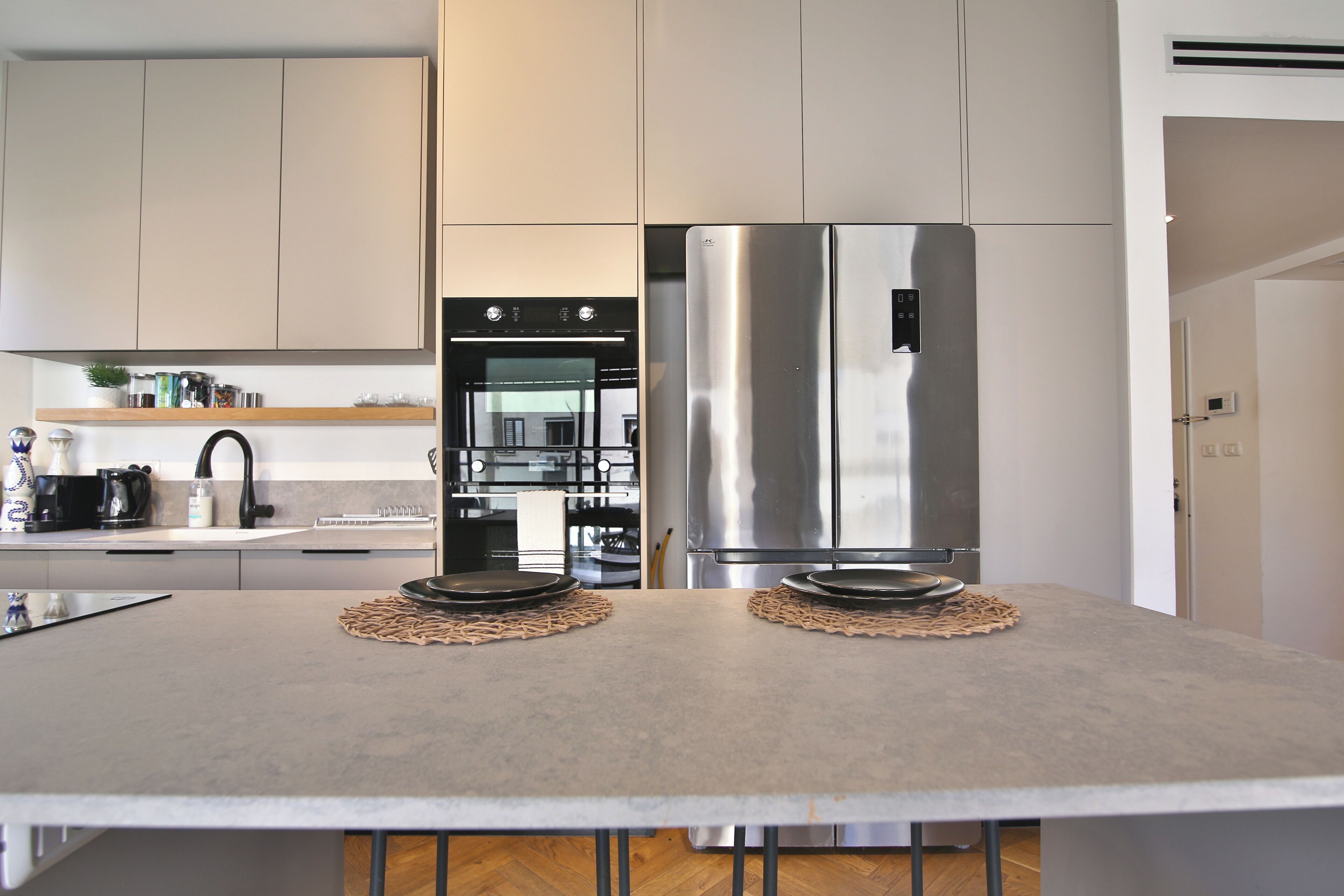 Geladeira, micro-ondas, fogão, cooktop