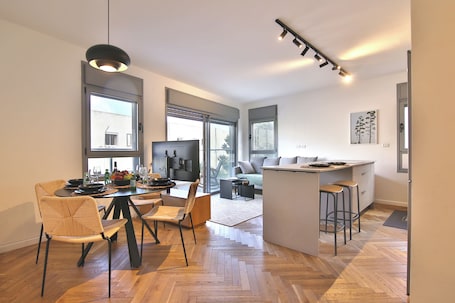 Dining. Delightful 3-bedroom apartment with AC in Haifa