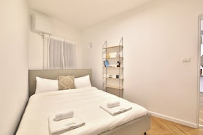 Iron/ironing board, free WiFi, bed sheets