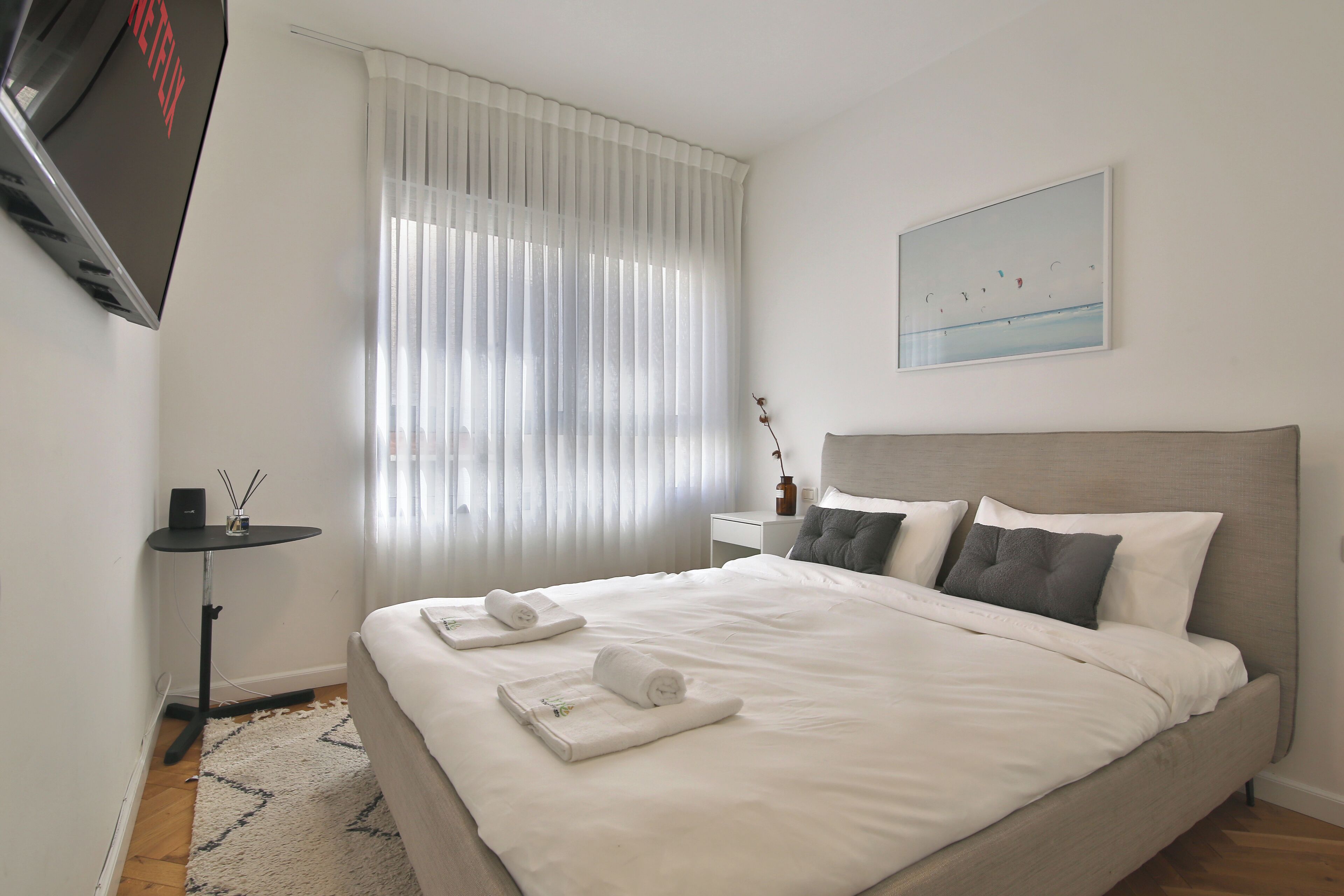 Tabla de planchar con plancha, wifi gratis y ropa de cama 