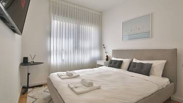 Tabla de planchar con plancha, wifi gratis y ropa de cama