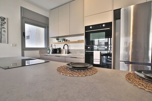 Refrigerador, microondas, horno y parrilla de estufa 