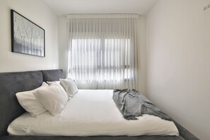 Tabla de planchar con plancha, wifi gratis y ropa de cama