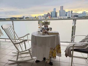 Outdoor dining - Pet Friendly Bellevue Condo with Stunning City Views (Bellevue)