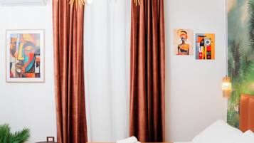 Dobbeltrom – deluxe, byutsikt | Italienske Frette-laken, sengetøy av topp kvalitet og dundyner