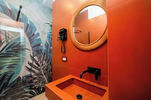 غرفة مزدوجة عادية - منظر للمدينة | حمام | تجهيزات دش، دُش غزير، مستلزمات مجانية للعناية الشخصية، مجففات شعر