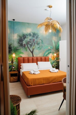 Une chambre à coucher comprenant un lit, une table de chevet, une chaise et une fresque murale.