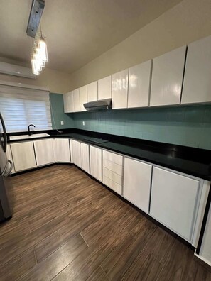 Fridge, oven, stovetop, coffee/tea maker