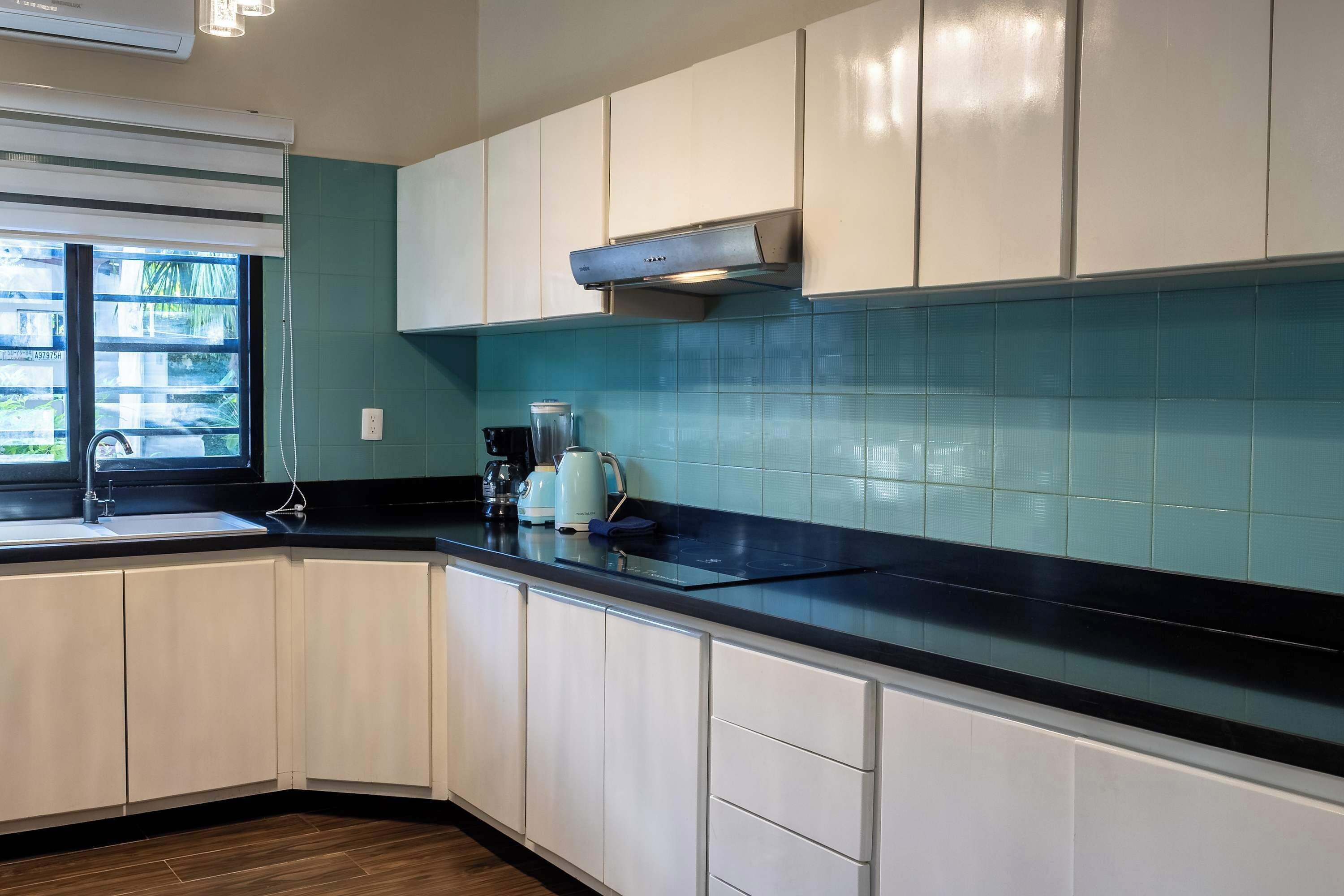 Coffee/tea maker, fridge, oven, stovetop