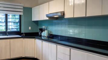 Coffee/tea maker, fridge, oven, stovetop