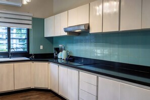 ثلاجة، فرن، موقد طهي مسطح، ماكينة لصنع القهوة/الشاي