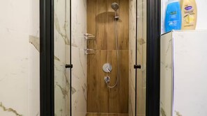 Bruser, hårtørrer, bidet, håndklæder