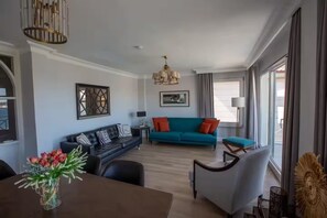 Smart TV - 🏆 Top 1% Guest Favorite - Live the Beauty of the Bosphorus (İstanbul)