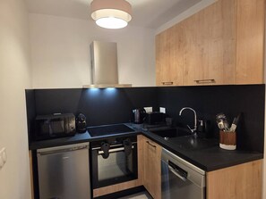 Refrigerador, parrilla de estufa, lavavajillas y cafetera y tetera 