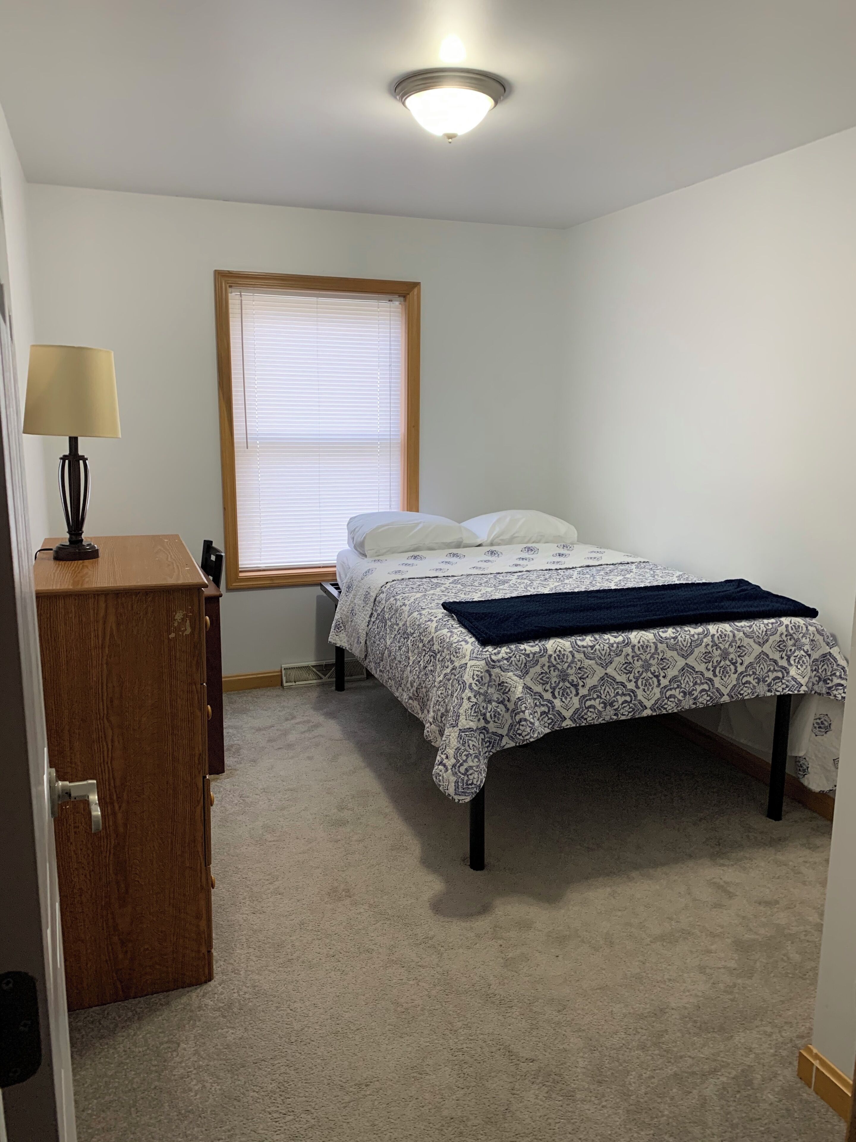 5 habitaciones, tabla de planchar con plancha, wifi y ropa de cama 