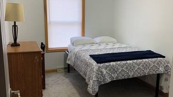 5 habitaciones, tabla de planchar con plancha, wifi y ropa de cama