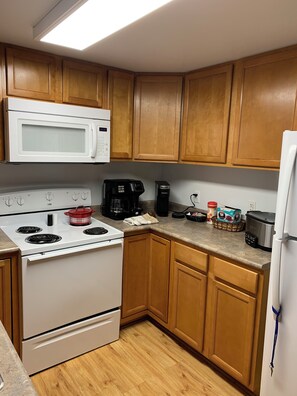 Microondas, horno, parrilla de estufa y lavavajillas 