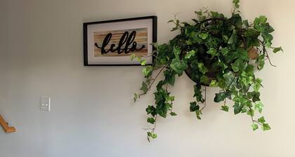 Spacious 5-bedroom condo in charming Altoona with AC