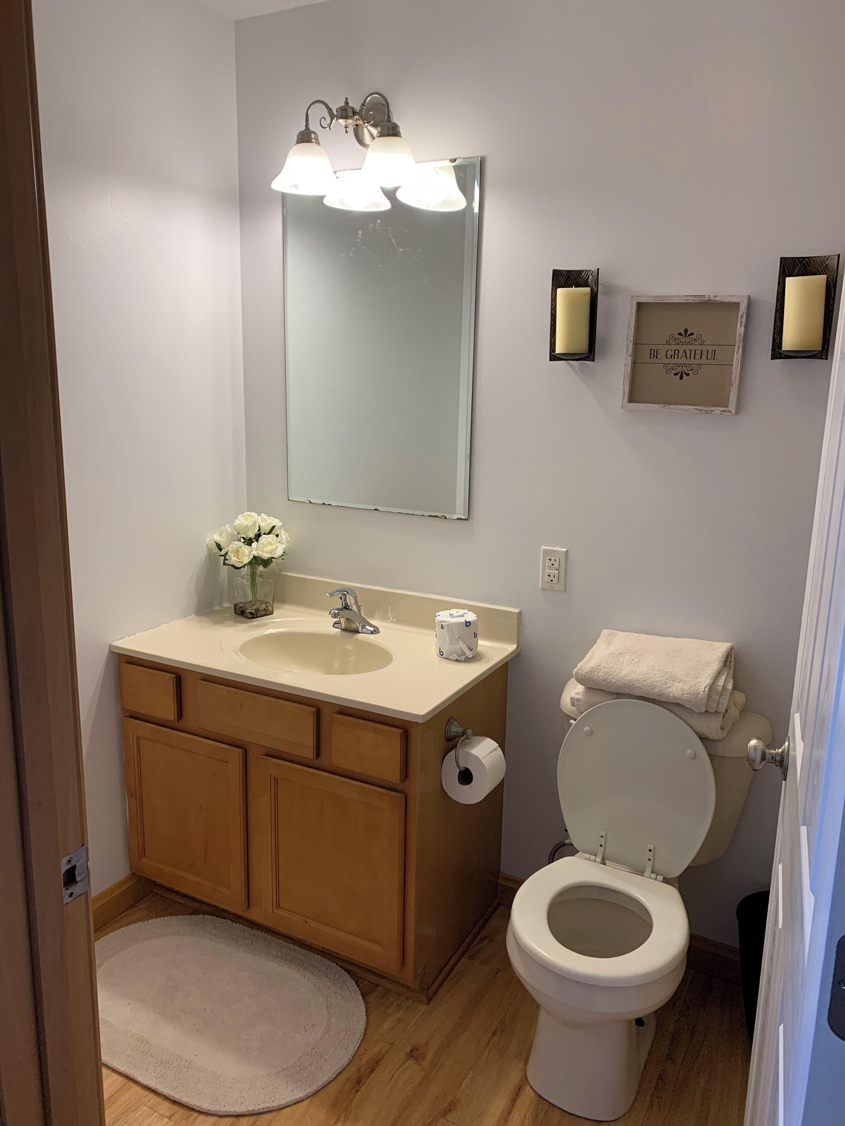 Regadera, toallas, jabón, papel de baño 