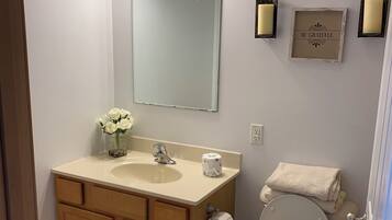 Regadera, toallas, jabón, papel de baño