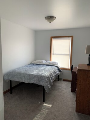 5 bedrooms, iron/ironing board, WiFi, bed sheets