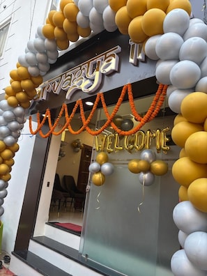 Interior entrance - Sarvagya Inn (Varanasi)